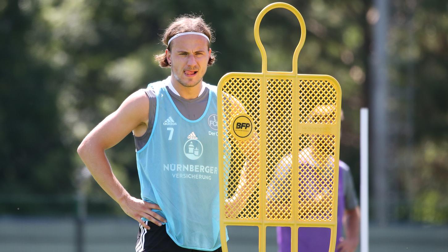 Wann Felix Lohkemper wieder mit den anderen üben darf? Sein Trainer ist mit Prognosen extrem vorsichtig. Wann Felix Lohkemper wieder mit den anderen üben darf? Sein Trainer ist mit Prognosen extrem vorsichtig.