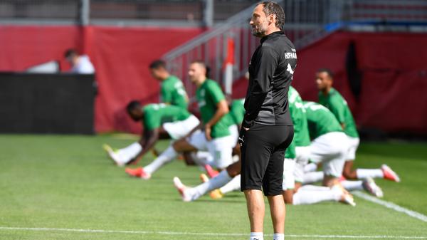 Kein Sieg, aber immerhin ein paar neue Eindrücke: Die SpVgg Greuther Fürth hat einen Test bei den Würzburger Kickers mit 0:1 verloren. Auf dem Weg zurück in die Bundesliga gibt es hier und da noch ein paar Stellen, an denen geschraubt werden muss - hier kommen die Bilder!