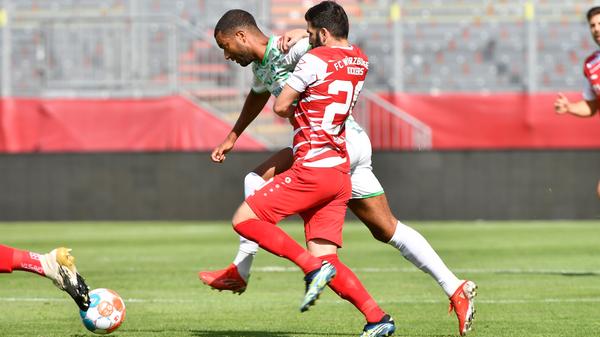 Kein Sieg, aber immerhin ein paar neue Eindrücke: Die SpVgg Greuther Fürth hat einen Test bei den Würzburger Kickers mit 0:1 verloren. Auf dem Weg zurück in die Bundesliga gibt es hier und da noch ein paar Stellen, an denen geschraubt werden muss - hier kommen die Bilder!