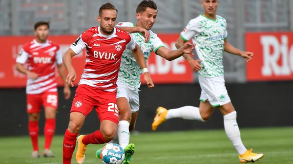 Kein Sieg, aber immerhin ein paar neue Eindrücke: Die SpVgg Greuther Fürth hat einen Test bei den Würzburger Kickers mit 0:1 verloren. Auf dem Weg zurück in die Bundesliga gibt es hier und da noch ein paar Stellen, an denen geschraubt werden muss - hier kommen die Bilder!