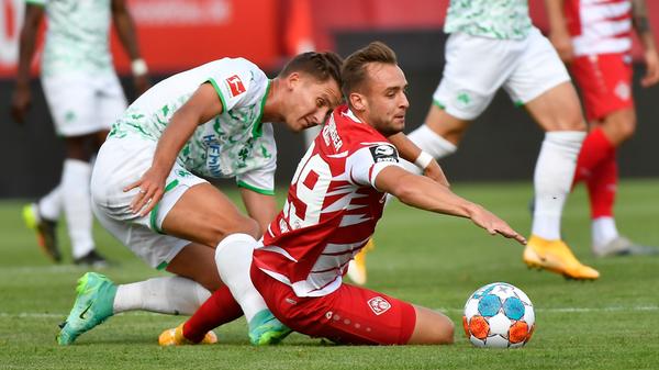 Kein Sieg, aber immerhin ein paar neue Eindrücke: Die SpVgg Greuther Fürth hat einen Test bei den Würzburger Kickers mit 0:1 verloren. Auf dem Weg zurück in die Bundesliga gibt es hier und da noch ein paar Stellen, an denen geschraubt werden muss - hier kommen die Bilder!