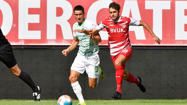 Kein Sieg, aber immerhin ein paar neue Eindrücke: Die SpVgg Greuther Fürth hat einen Test bei den Würzburger Kickers mit 0:1 verloren. Auf dem Weg zurück in die Bundesliga gibt es hier und da noch ein paar Stellen, an denen geschraubt werden muss - hier kommen die Bilder!
