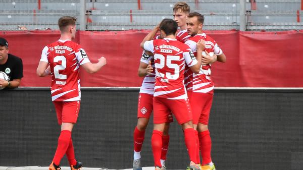Kein Sieg, aber immerhin ein paar neue Eindrücke: Die SpVgg Greuther Fürth hat einen Test bei den Würzburger Kickers mit 0:1 verloren. Auf dem Weg zurück in die Bundesliga gibt es hier und da noch ein paar Stellen, an denen geschraubt werden muss - hier kommen die Bilder!