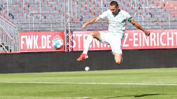 Kein Sieg, aber immerhin ein paar neue Eindrücke: Die SpVgg Greuther Fürth hat einen Test bei den Würzburger Kickers mit 0:1 verloren. Auf dem Weg zurück in die Bundesliga gibt es hier und da noch ein paar Stellen, an denen geschraubt werden muss - hier kommen die Bilder!