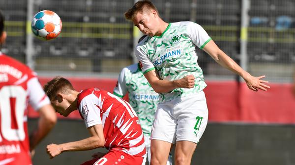 Kein Sieg, aber immerhin ein paar neue Eindrücke: Die SpVgg Greuther Fürth hat einen Test bei den Würzburger Kickers mit 0:1 verloren. Auf dem Weg zurück in die Bundesliga gibt es hier und da noch ein paar Stellen, an denen geschraubt werden muss - hier kommen die Bilder!