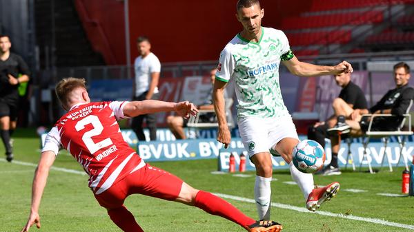 Kein Sieg, aber immerhin ein paar neue Eindrücke: Die SpVgg Greuther Fürth hat einen Test bei den Würzburger Kickers mit 0:1 verloren. Auf dem Weg zurück in die Bundesliga gibt es hier und da noch ein paar Stellen, an denen geschraubt werden muss - hier kommen die Bilder!