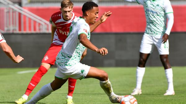Kein Sieg, aber immerhin ein paar neue Eindrücke: Die SpVgg Greuther Fürth hat einen Test bei den Würzburger Kickers mit 0:1 verloren. Auf dem Weg zurück in die Bundesliga gibt es hier und da noch ein paar Stellen, an denen geschraubt werden muss - hier kommen die Bilder!