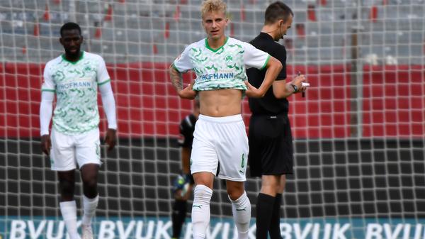 Kein Sieg, aber immerhin ein paar neue Eindrücke: Die SpVgg Greuther Fürth hat einen Test bei den Würzburger Kickers mit 0:1 verloren. Auf dem Weg zurück in die Bundesliga gibt es hier und da noch ein paar Stellen, an denen geschraubt werden muss - hier kommen die Bilder!