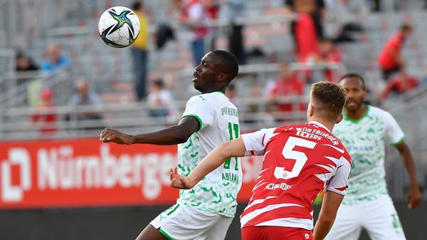 Kein Sieg, aber immerhin ein paar neue Eindrücke: Die SpVgg Greuther Fürth hat einen Test bei den Würzburger Kickers mit 0:1 verloren. Auf dem Weg zurück in die Bundesliga gibt es hier und da noch ein paar Stellen, an denen geschraubt werden muss - hier kommen die Bilder!