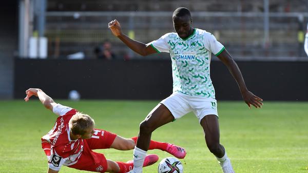 Kein Sieg, aber immerhin ein paar neue Eindrücke: Die SpVgg Greuther Fürth hat einen Test bei den Würzburger Kickers mit 0:1 verloren. Auf dem Weg zurück in die Bundesliga gibt es hier und da noch ein paar Stellen, an denen geschraubt werden muss - hier kommen die Bilder!