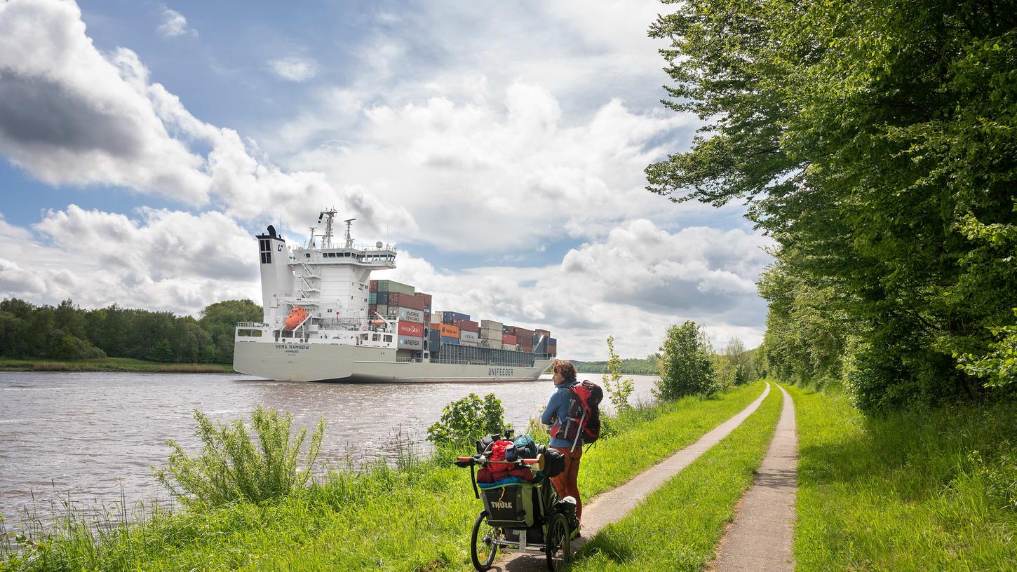 Mit dem Kinderwagen unterwegs: Auf dem Nordostseekanal legte Walter Wärthl eine kurze Rast ein, um die großen Frachtschiffe zu bestaunen.