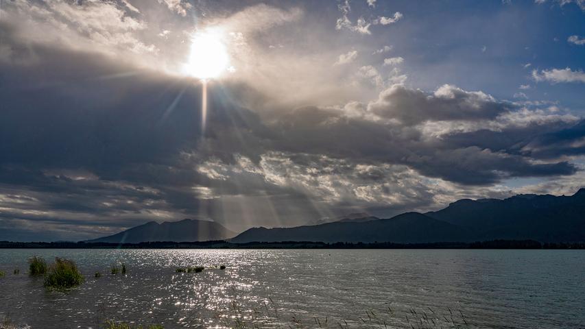 Sonne und Wolken über dem Forggensee: Hier hatte der 69-Jährige sein Ziel fast erreicht.