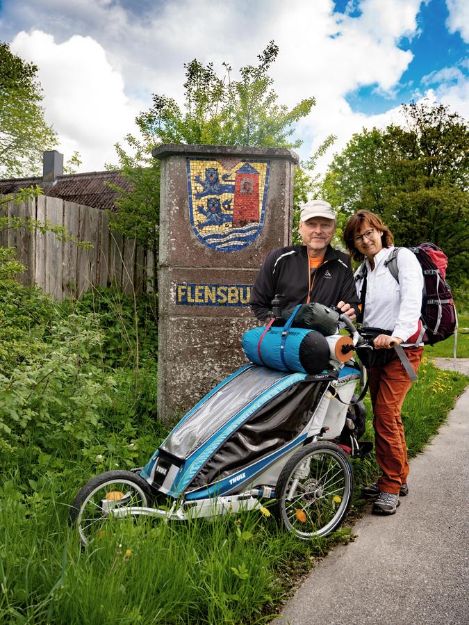 Im Kinderwagen mit den groben Profilen wurde die gesamte Ausrüstung, Zelt und Verpflegung verstaut.