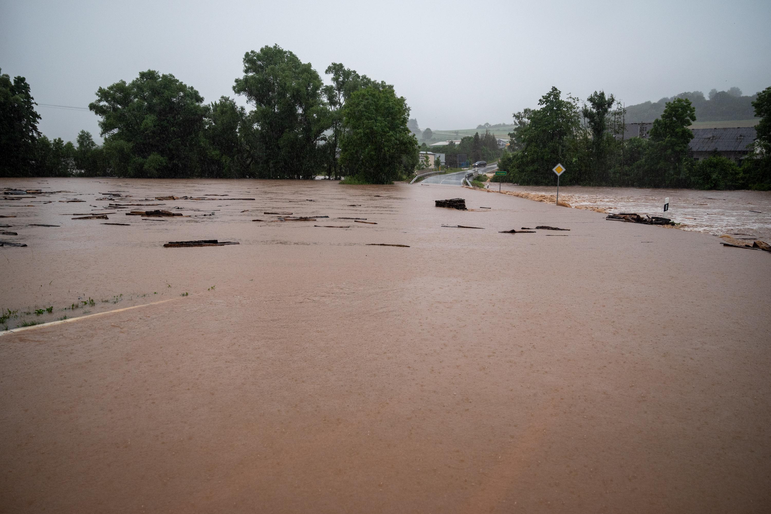 Im Rheinland ist eine Straße zwischen den Orten Rittersdorf und Nattenheim von der Nims überflutet worden. 