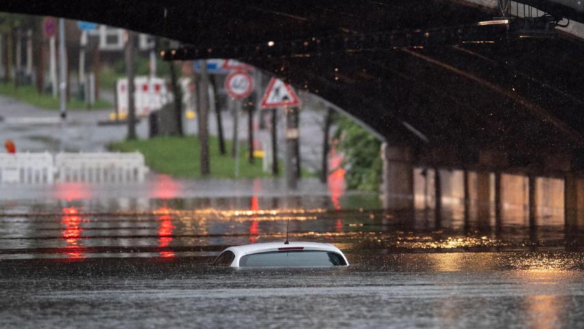 Starkregen lässt ganze Städte im Westen Deutschlands im Hochwasser versinken