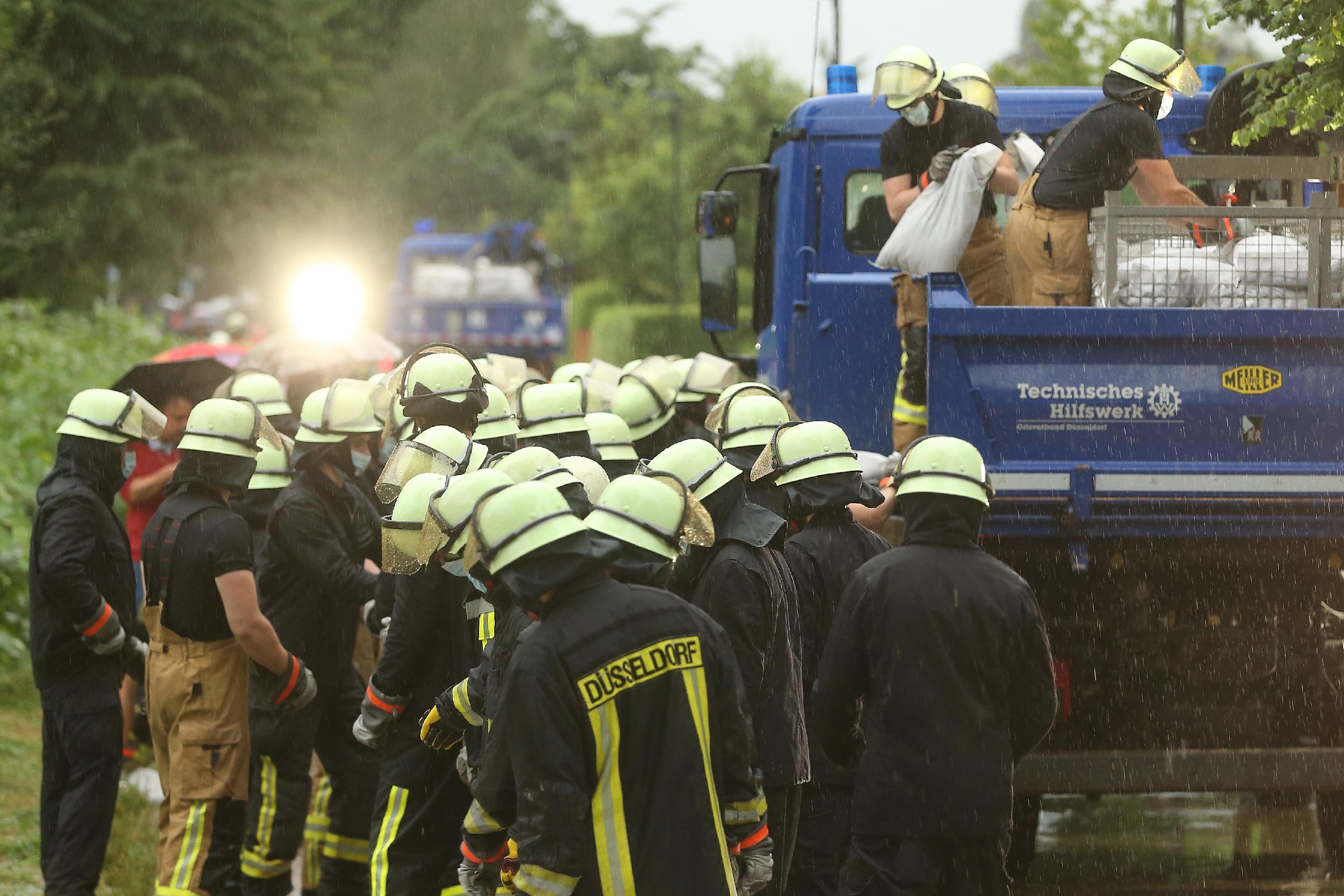 Die Feuerwehr versucht, die Wassermassen mit Sandsäcken zu stoppen.