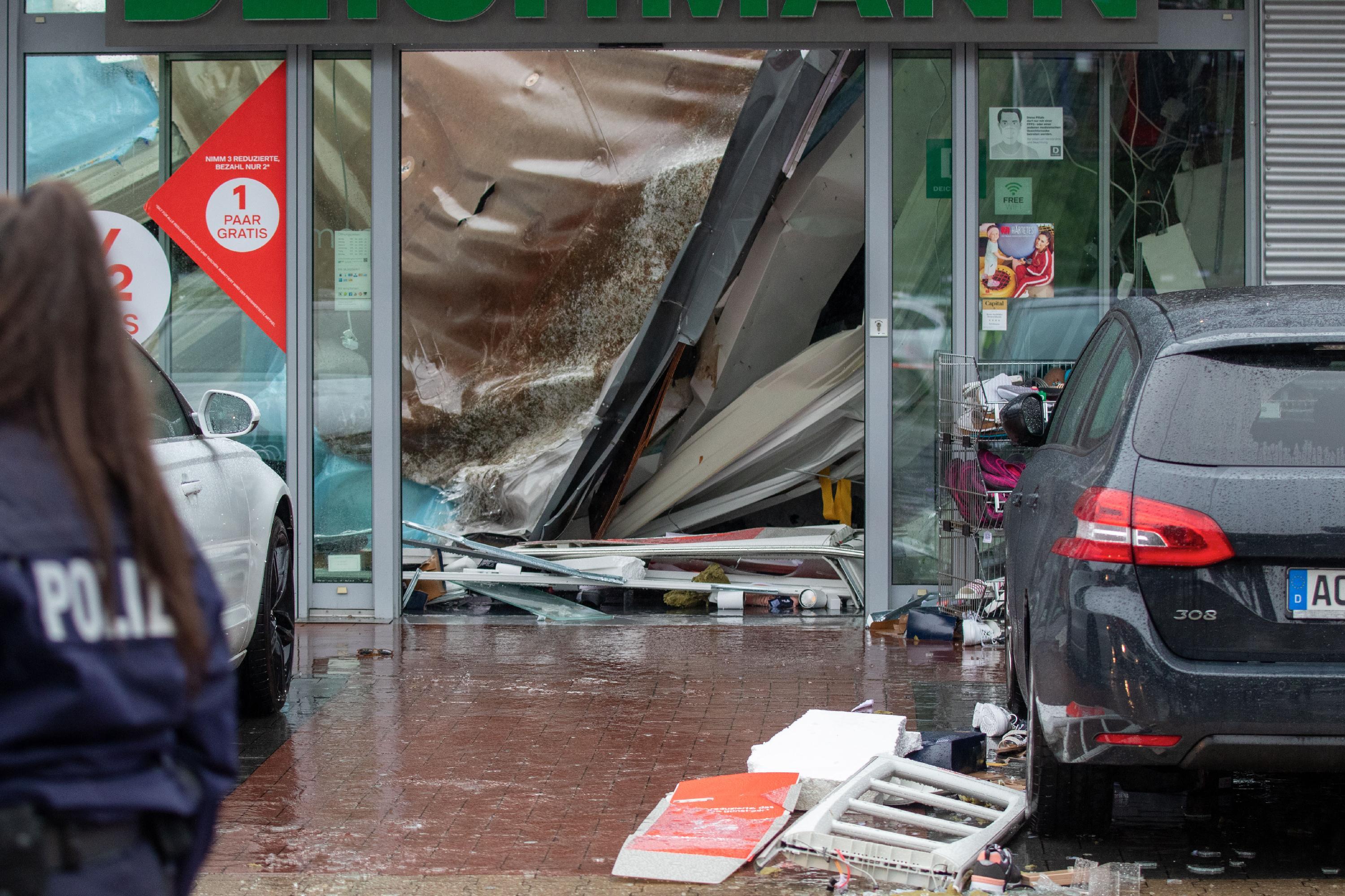 Starkregenfälle haben das Flachdach des Ladenlokals in Würselen einstürzen lassen - die Trümmer liegen in einem Einkaufszentrum. 