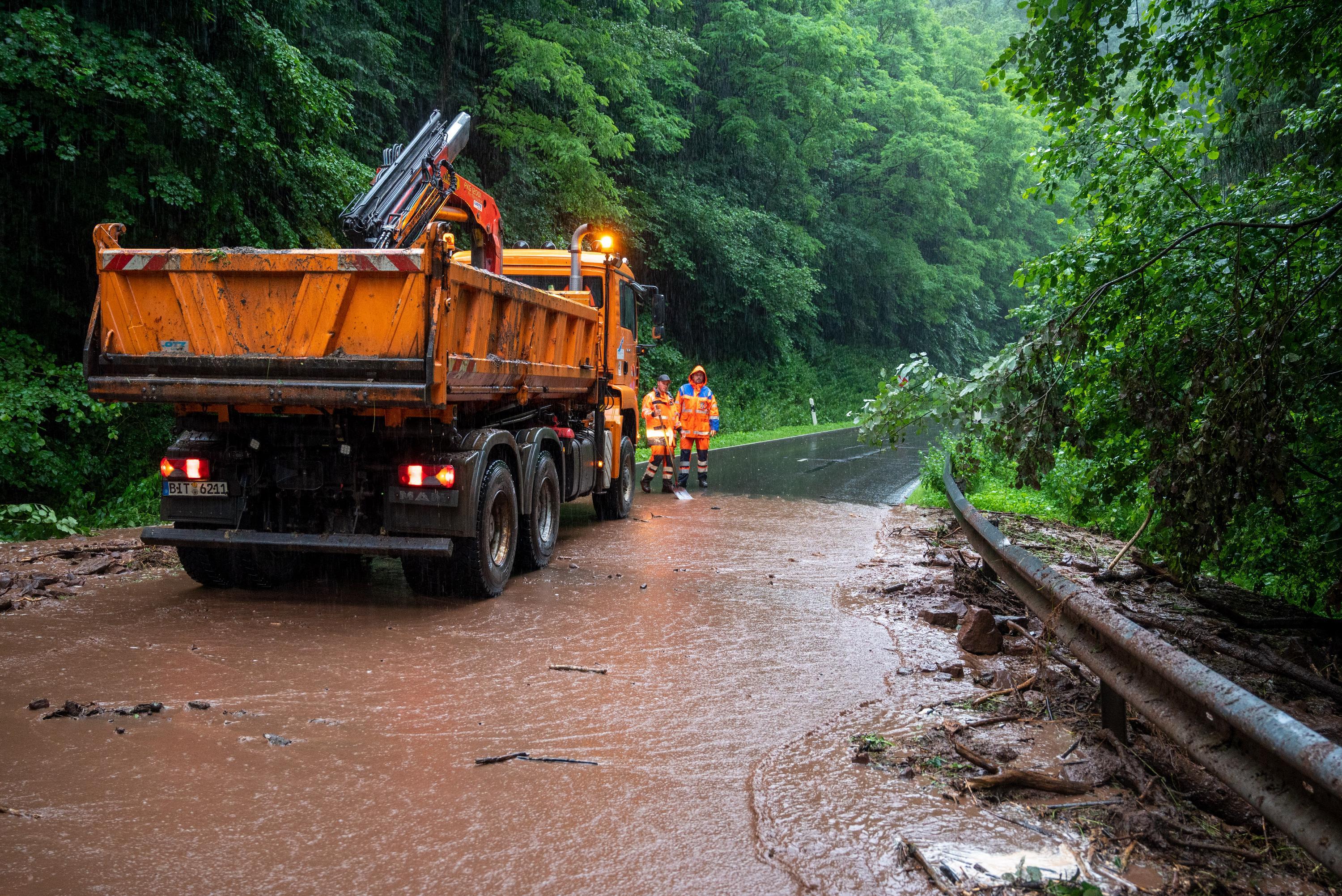 Schlamm hat diese Straße nach den Regenfällen in Rheinland-Pfalz bedeckt.