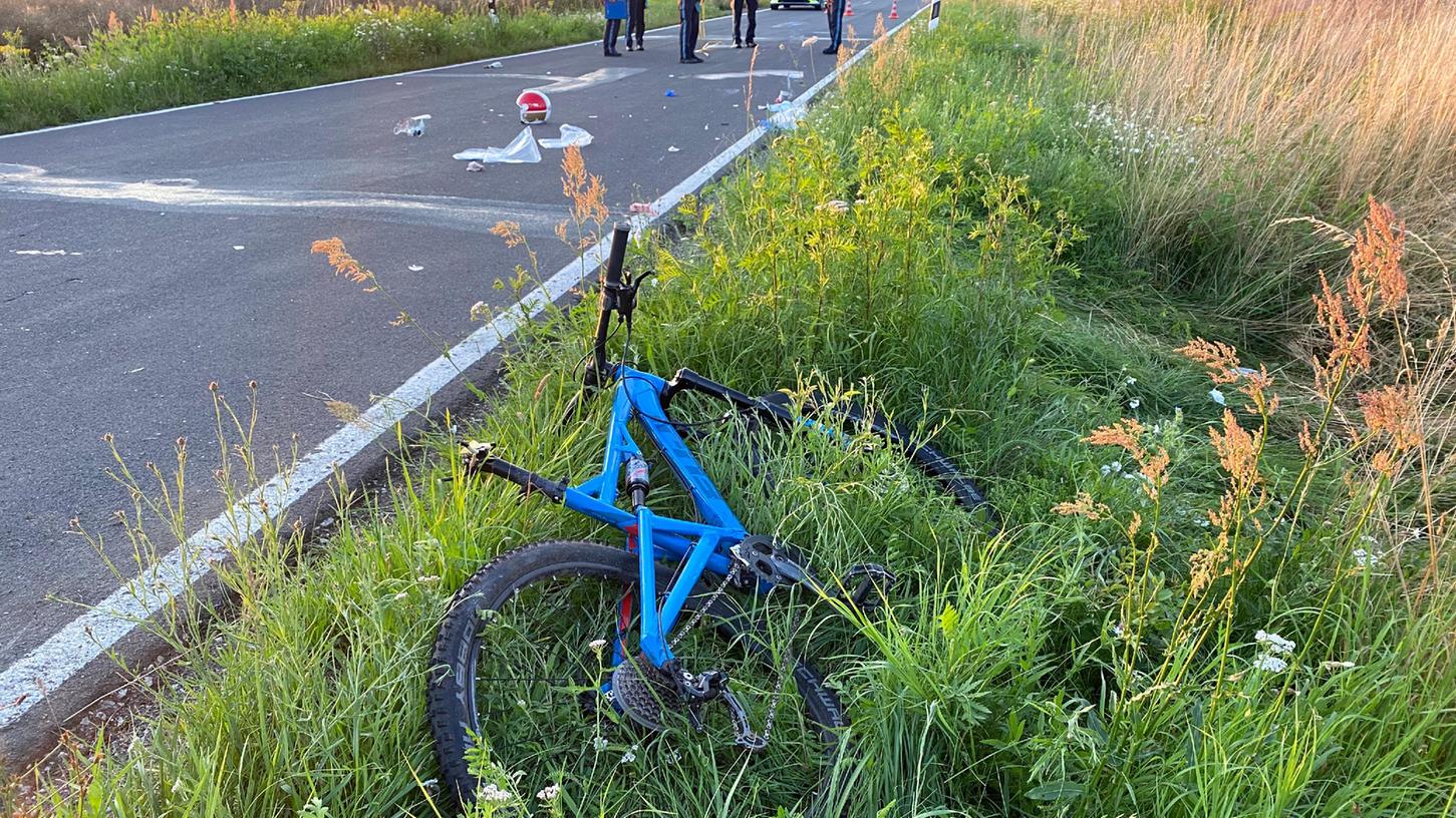 Das beteiligte Fahrrad liegt nach der Kollision im Straßengraben.