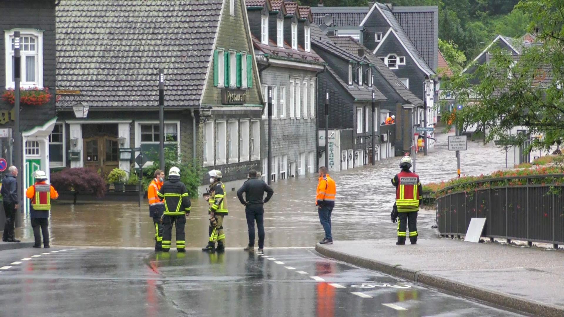 Einsatzkräfte in Westdeutschland versuchen die Wassermassen im Zaum zu halten. 