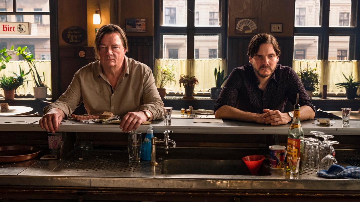Beste Freunde werden diese beiden Männer höchstens im richtigen Leben: Peter Kurth (links) und Daniel Brühl schlagen sich in "Nebenan" prächtig. Beste Freunde werden diese beiden Männer höchstens im richtigen Leben: Peter Kurth (links) und Daniel Brühl schlagen sich in "Nebenan" prächtig.