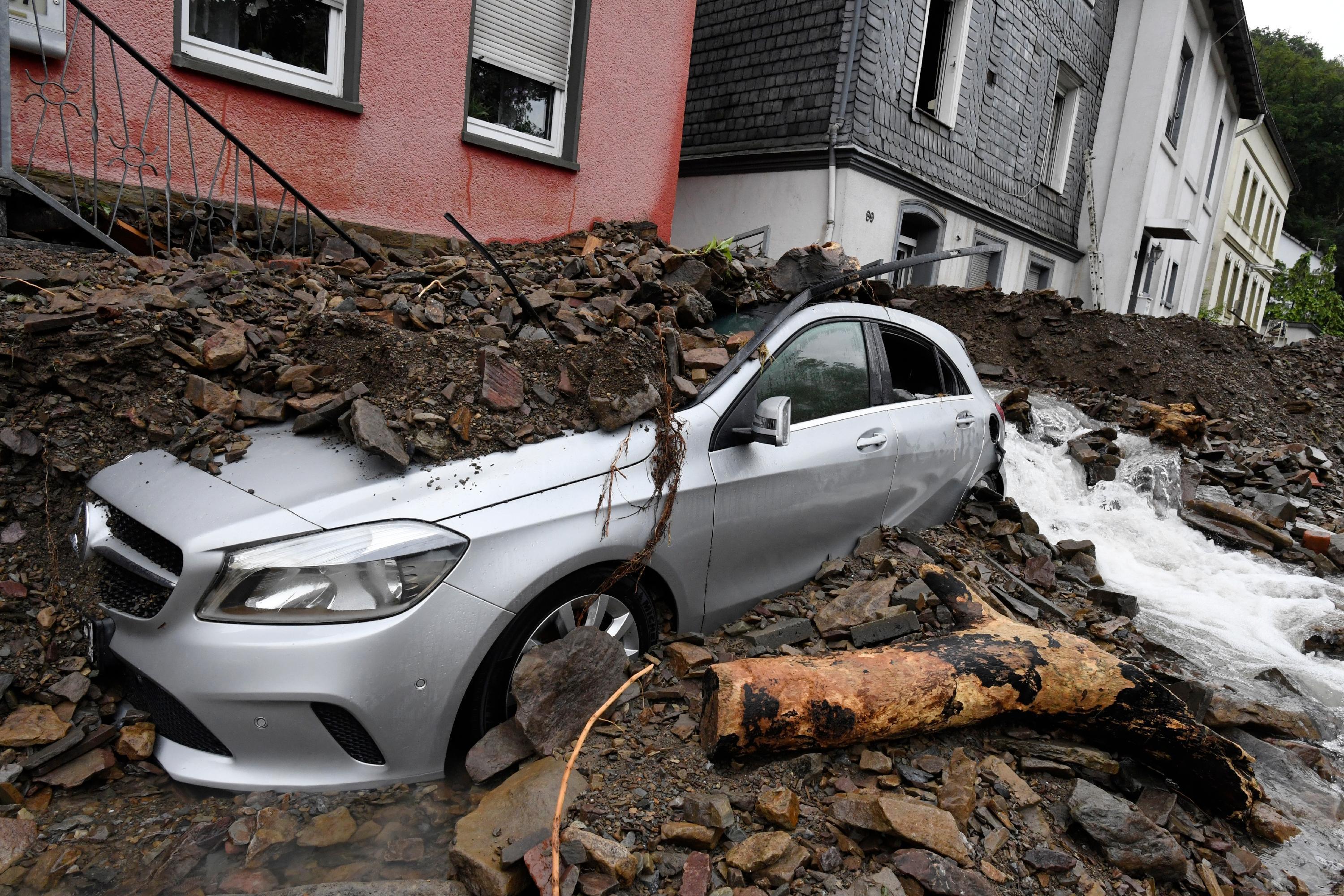 Der reißende Strom hinterließ Zerstörung in den Straßen. 