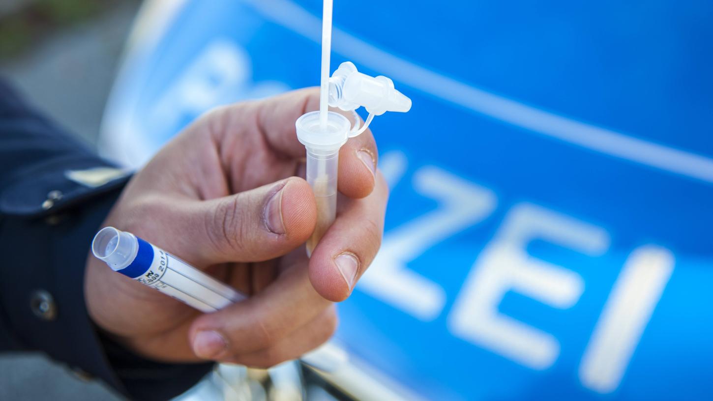 Dass die Polizei nach einem Unfall bei ihm Drogen fand, war für einen 20-jährigen Autofahrer bei Rednitzhembach nicht das einzige Problem. Dass die Polizei nach einem Unfall bei ihm Drogen fand, war für einen 20-jährigen Autofahrer bei Rednitzhembach nicht das einzige Problem.