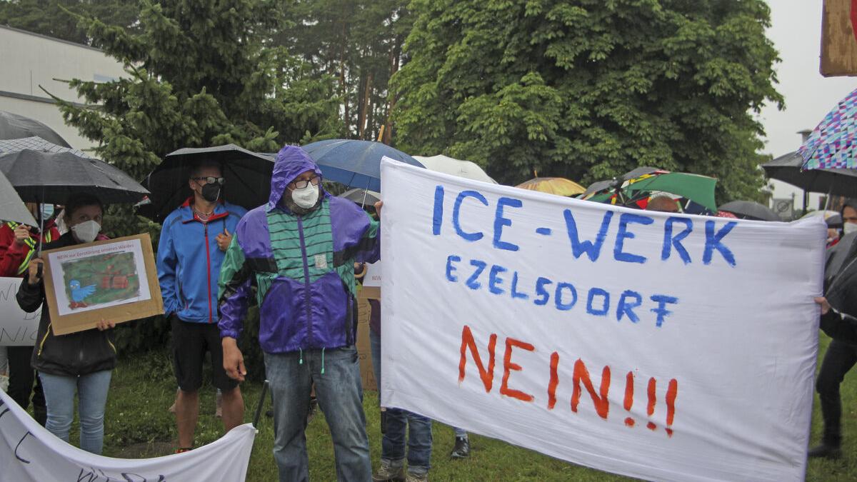 ICE-Werk bei Mimberg: 300 Menschen protestieren im Regen