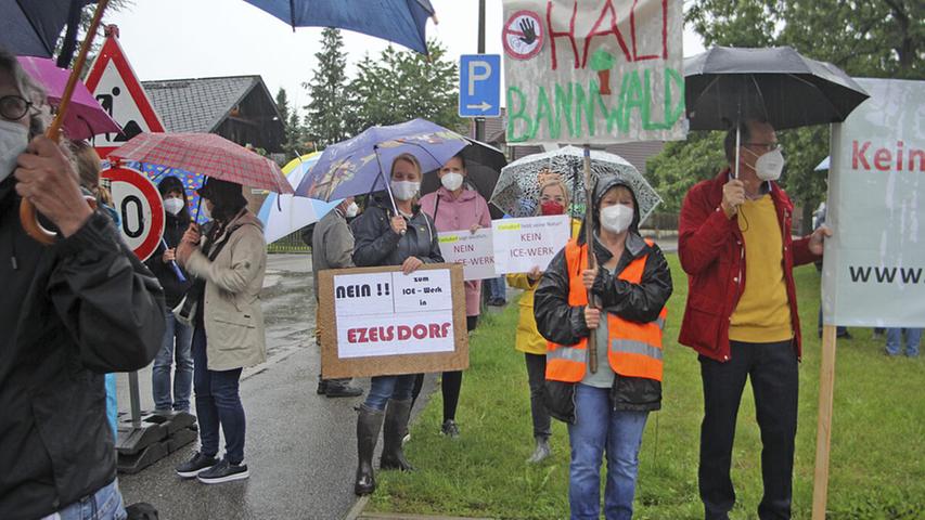 ICE-Werk bei Mimberg: 300 Menschen protestieren im Regen