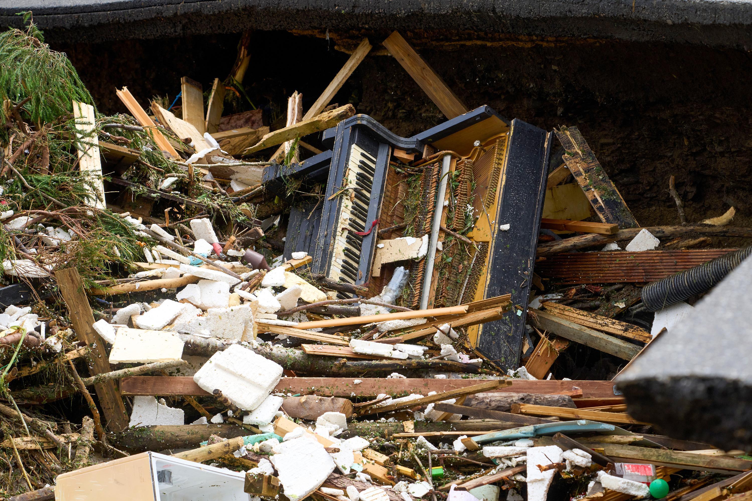Ganze Häuser wurden von den Wassermassen mitgerissen. 