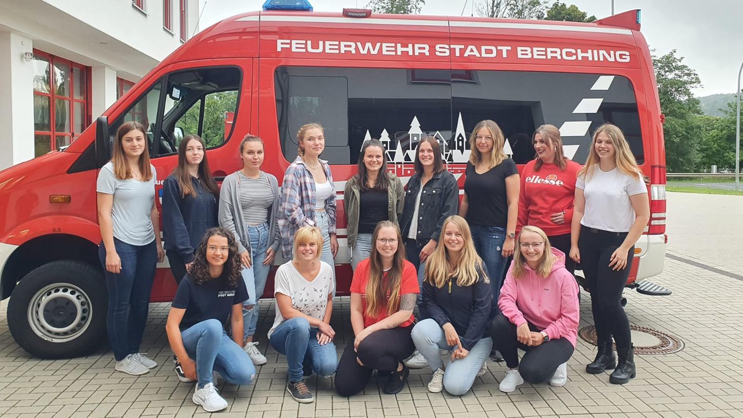 Festdamen der FFW Berching verkaufen Kuchen