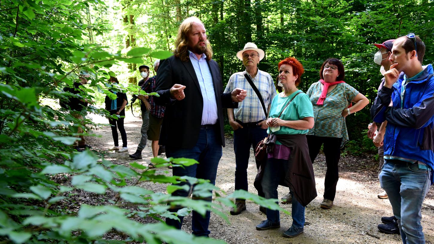 Welche Bäume sollen künftig im Wald dem Klimawandel trotzen? Anton Hofreiter erklärte das bei einem Spaziergang durch die Cadolzburger Buchspitz.
Welche Bäume sollen künftig im Wald dem Klimawandel trotzen? Anton Hofreiter erklärte das bei einem Spaziergang durch die Cadolzburger Buchspitz.