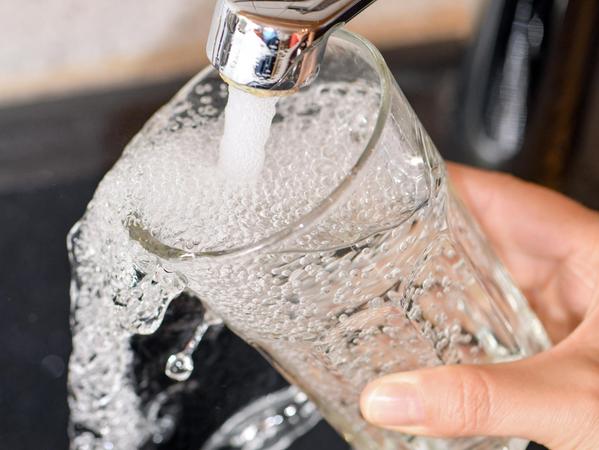 Wasser aus dem Hahn soll in einigen Gemeinden weiter nicht ohne Weiteres verwendet werden.
Wasser aus dem Hahn soll in einigen Gemeinden weiter nicht ohne Weiteres verwendet werden.