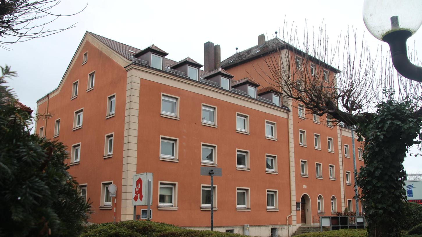 Noch beherrscht das Haus Silo optisch die Einmündung der Nürnberger Straße in die Bahnhofstraße. Das wird sich in wenigen Jahren ändern, dann baut der Freistaat dort ein neues Behördengebäude.