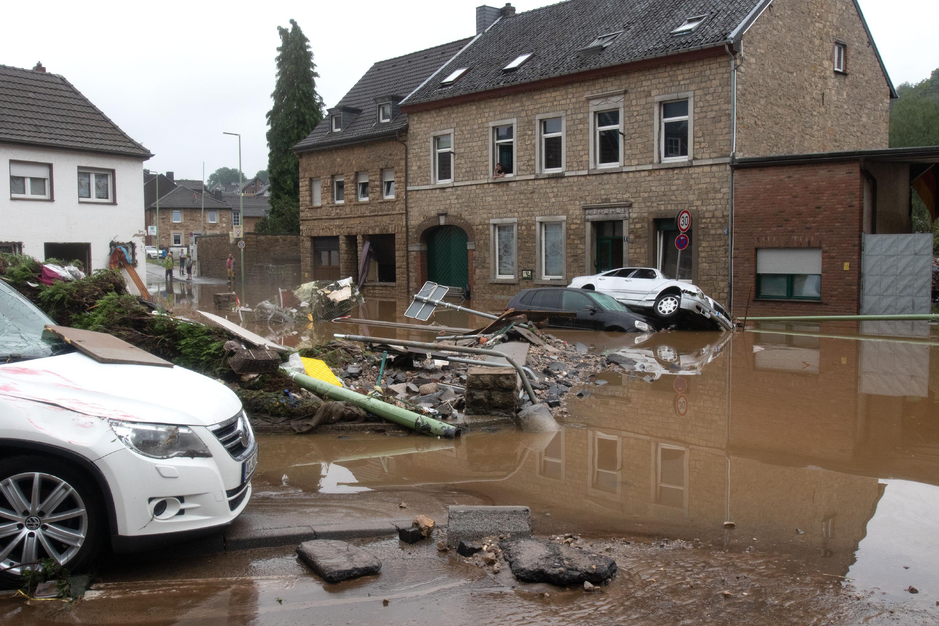 Schlamm, Schutt und weggespülte Autos liegen auf einer Straße in Vicht in Nordrhein-Westfalen.