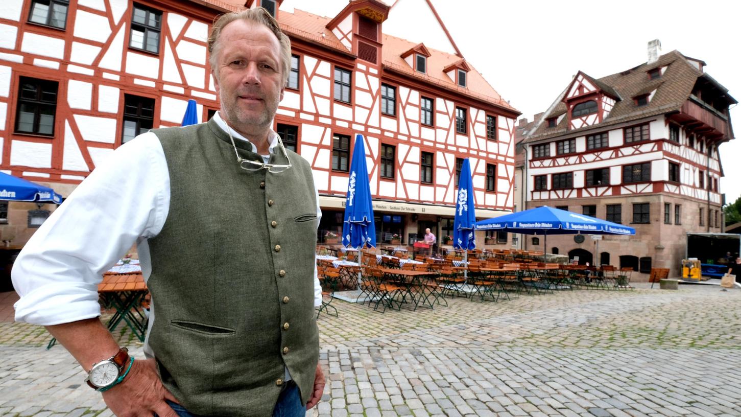 Gerhard Rippel ist einer der drei Pächter und freut sich, das Traditionslokal unweit des Dürer-Hauses endlich wieder für Gäste eröffnen zu können.
Gerhard Rippel ist einer der drei Pächter und freut sich, das Traditionslokal unweit des Dürer-Hauses endlich wieder für Gäste eröffnen zu können.