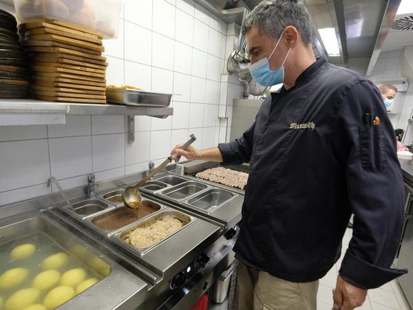 Nach annähernd eineinhalb Jahren wird in der kleinen Küche wieder gut fränkisch gekocht.
Nach annähernd eineinhalb Jahren wird in der kleinen Küche wieder gut fränkisch gekocht.