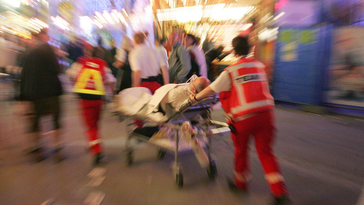 Sanitäter des Roten Kreuzes bei einem ihrer wichtigen Einsätze bei der Versorgung eines Verletzten. An der Spitze des BRK-Bezirksverbandes Ober- und Mittelfranken liegt einiges im Argen.