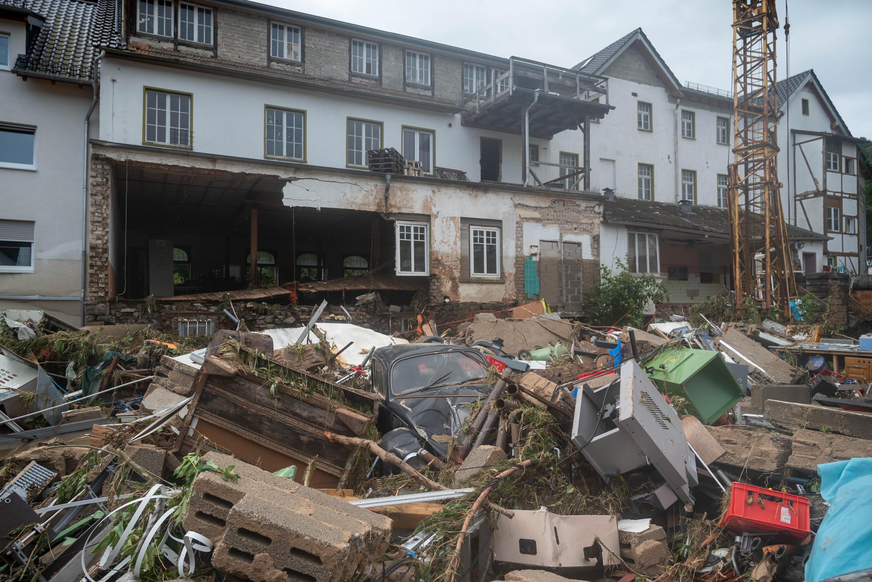 In Schuld in Rheinland-Pfalz liegt Schutt vor einem beschädigten Haus. Mindestens sechs Häuser wurden durch die Fluten zerstört.