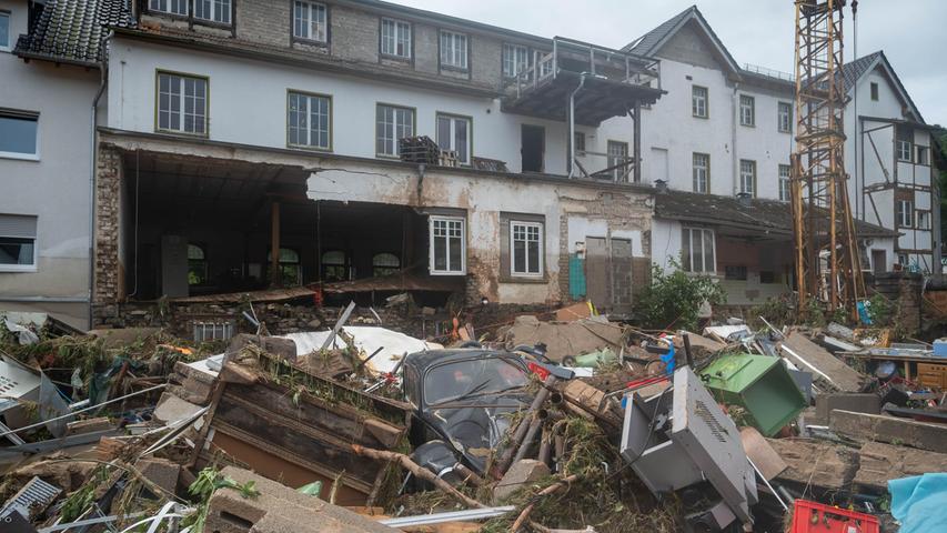 In Schuld in Rheinland-Pfalz liegt Schutt vor einem beschädigten Haus. Mindestens sechs Häuser wurden durch die Fluten zerstört.