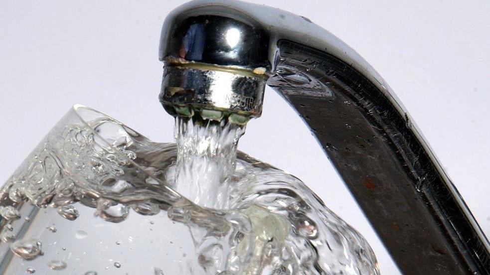 Die Gesundheitsämter der drei Landkreise Ansbach, Weißenburg-Gunzenhausen und Roth haben nun eine Liste veröffentlicht, welche Orte ihr Trinkwasser abkochen müssen.
Die Gesundheitsämter der drei Landkreise Ansbach, Weißenburg-Gunzenhausen und Roth haben nun eine Liste veröffentlicht, welche Orte ihr Trinkwasser abkochen müssen.