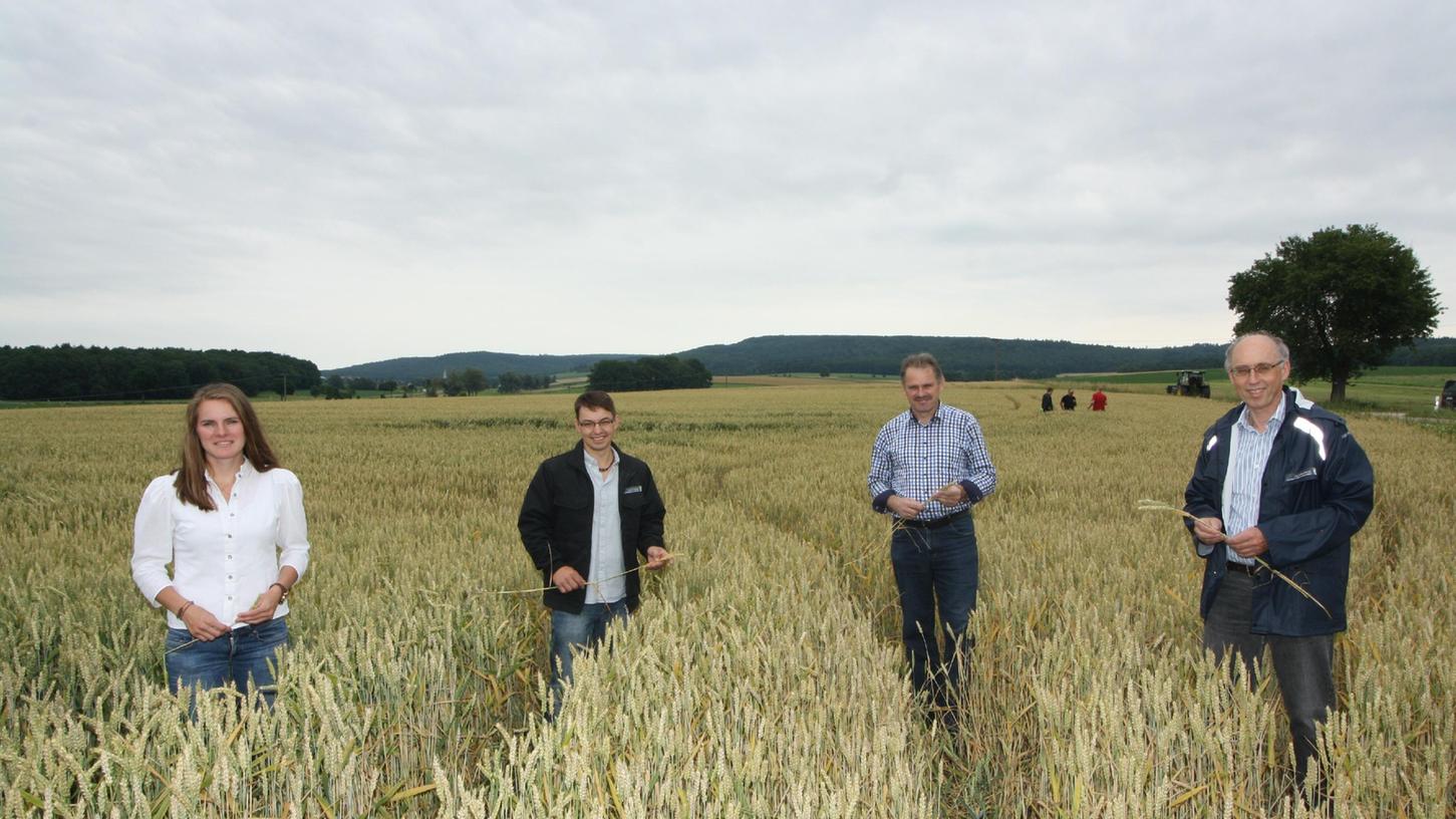 Niederschläge gab es heuer bislang überreichlich. Nun soll zur Ernte die Sonne scheinen. So erhoffen es sich AELF-Chef Hans Walter (rechts), seine beratenden Mitstreiter Angela Hirschbeck (Ausbildung) und Alexander Mack (Pflanzenbau, von links) sowie BBV-Kreisobmann Erwin Auernhammer.
Niederschläge gab es heuer bislang überreichlich. Nun soll zur Ernte die Sonne scheinen. So erhoffen es sich AELF-Chef Hans Walter (rechts), seine beratenden Mitstreiter Angela Hirschbeck (Ausbildung) und Alexander Mack (Pflanzenbau, von links) sowie BBV-Kreisobmann Erwin Auernhammer.