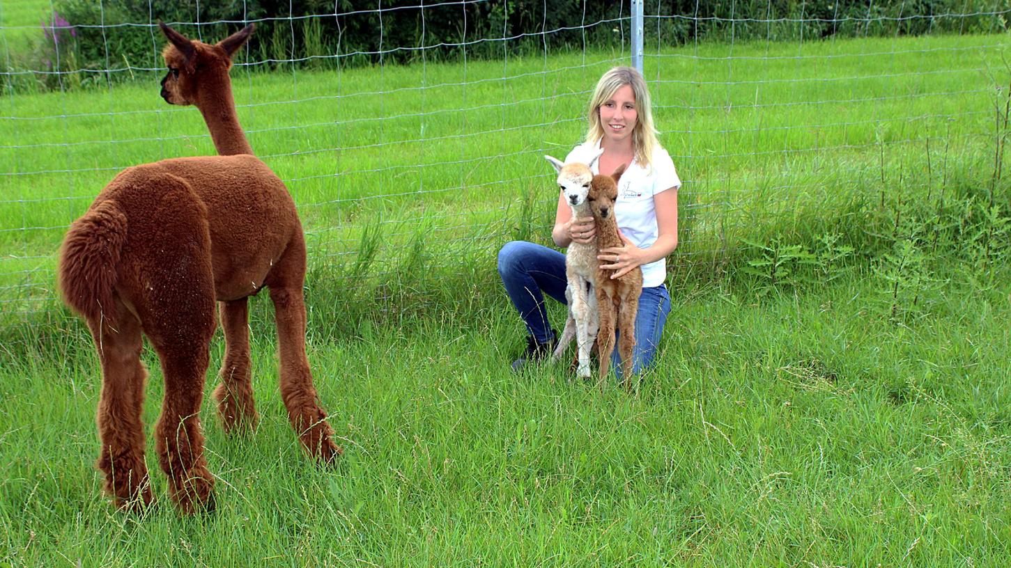 Züchterein Anne Weeger aus Gerbersdorf freut sich, dass die Alpakazwillinge Amy und Alice nun überm Berg sind.