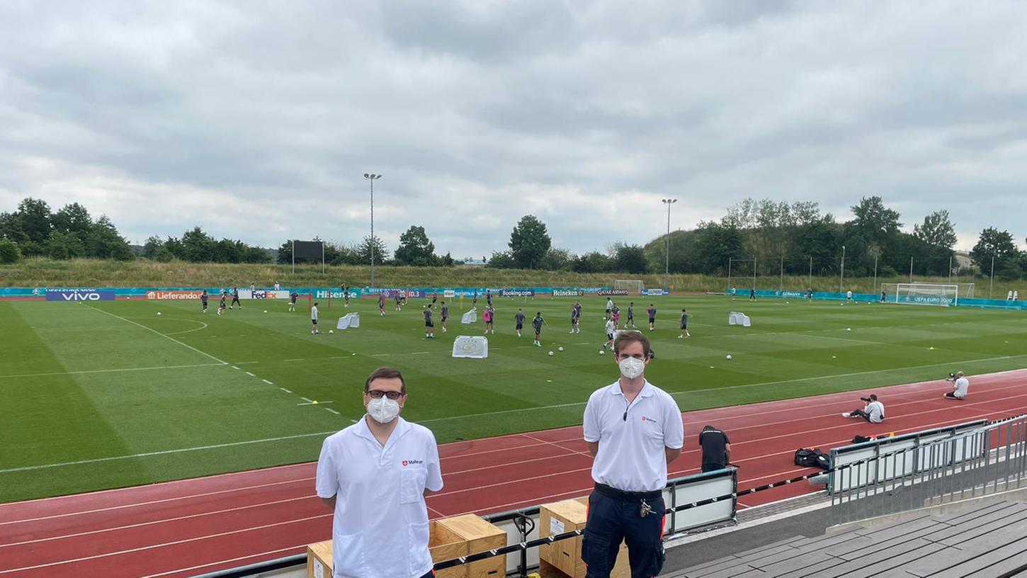 Florian Riedl (l.) und Richard Müller an ihrem Einsatzort auf der Tribüne des Adidas-Stadions in Herzogenaurach.