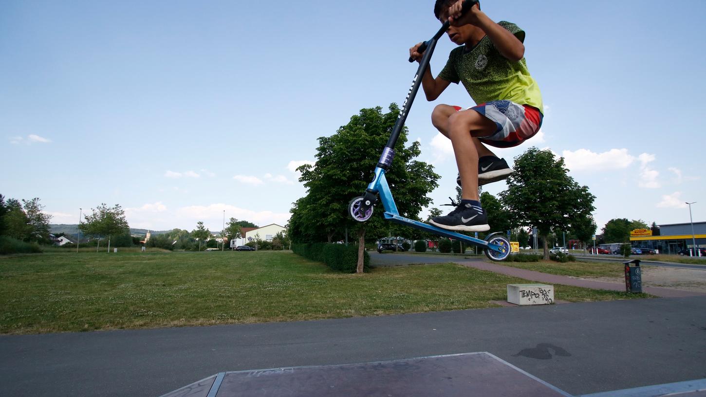 Der 12-jährige Zohor Sekandar mit seinem Roller auf der Skaterbahn, die Teil des Neunkirchner Multifunktionsplatzes ist. Gleich nebenan befindet sich der Jugendtreff "Outback".
