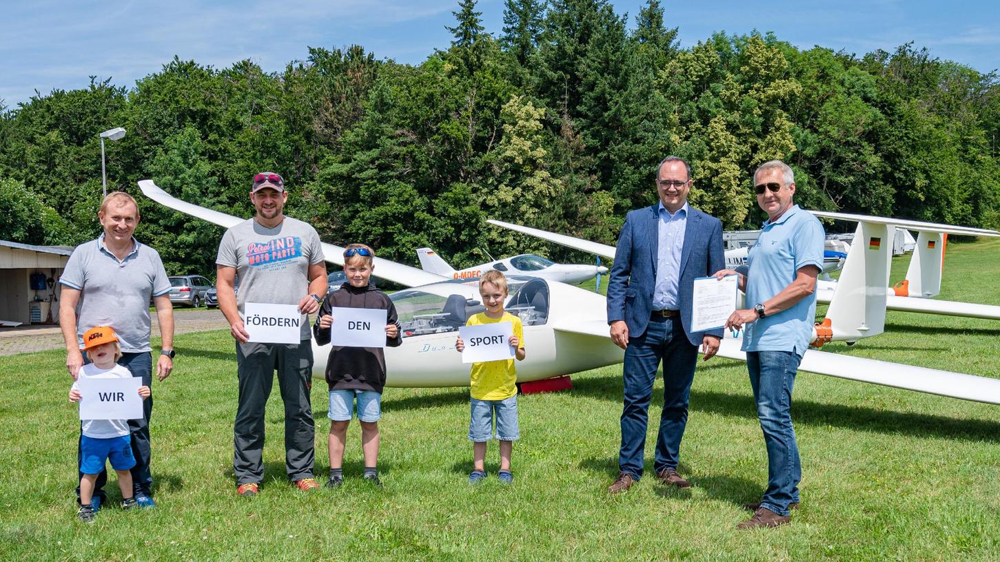 Zu Gast am Segelflugplatz: Landrat Manuel Westphal (Zweiter von rechts) übergab Förderbescheid an den Weißenburger Sgeelflugverein.