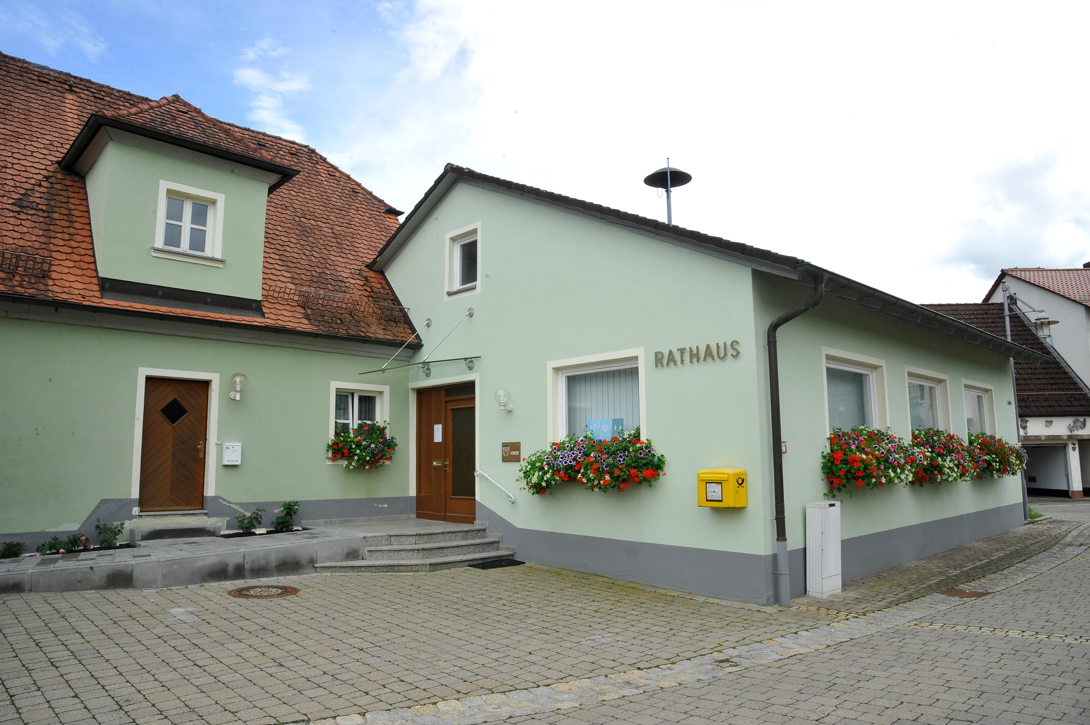 Am Ufer der Leinleiter befindet sich das Rathaus.