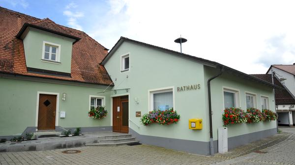 Am Ufer der Leinleiter befindet sich das Rathaus.