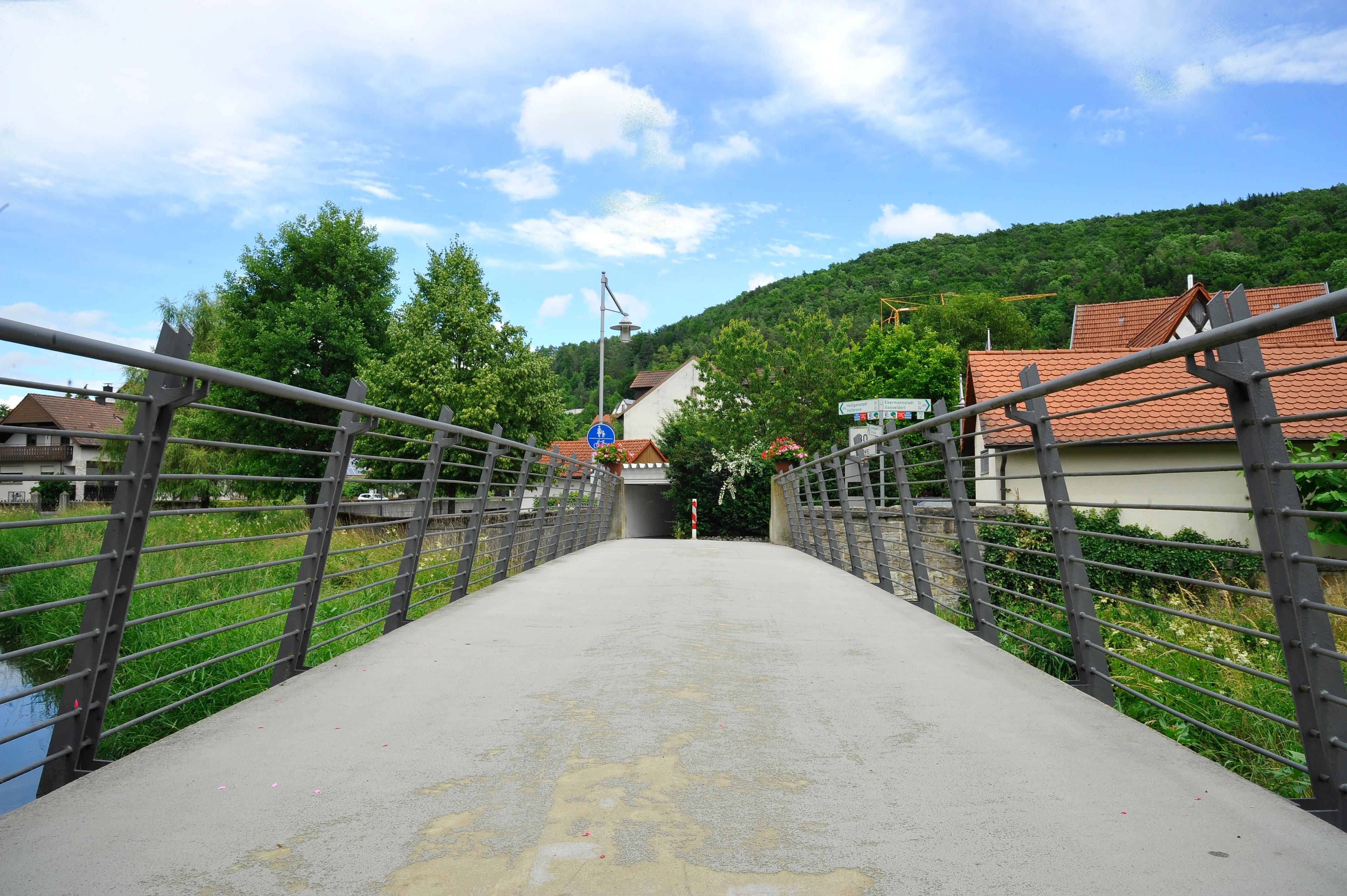 Über eine kleine Fuß- und Radbrücke erreicht man die namensgebende Leinleiter.