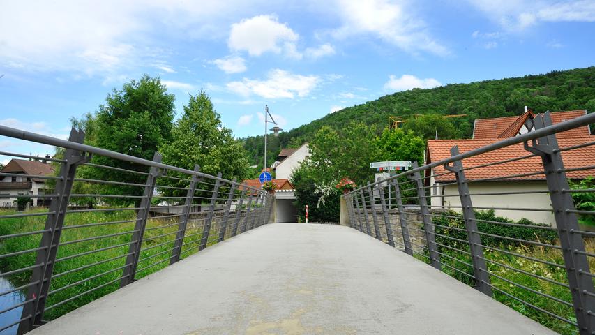 Über eine kleine Fuß- und Radbrücke erreicht man die namensgebende Leinleiter.